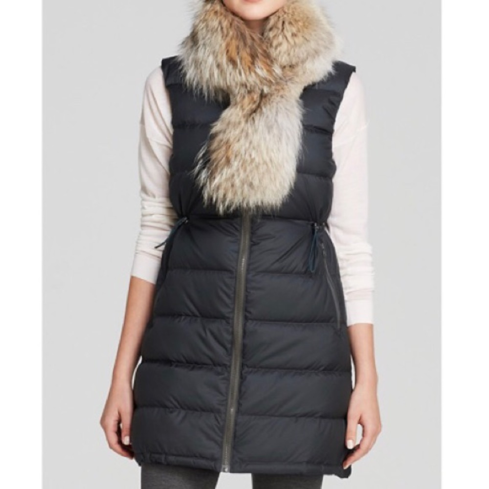 Theory Fur-trim down vest. Color Navy. Size M